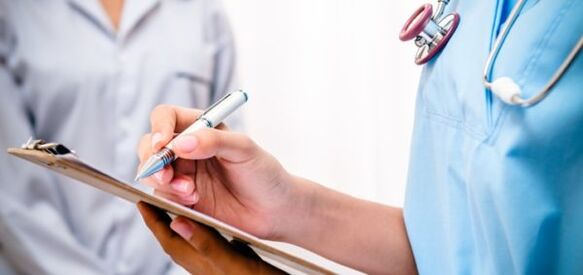 лікар призначає лікування болю в попереку