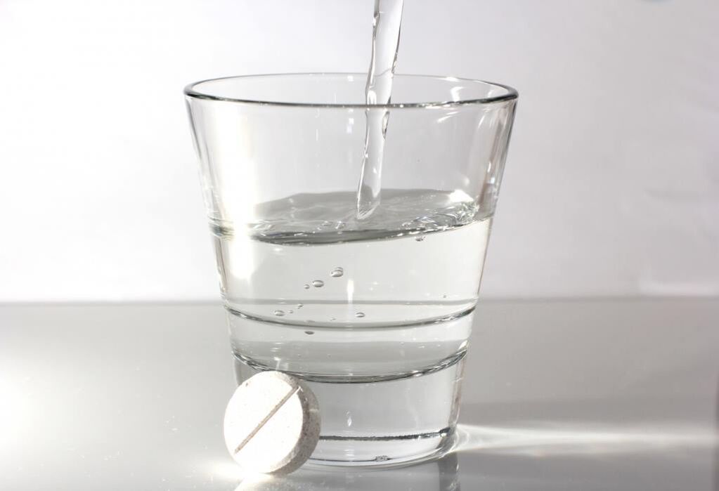 вода та таблетка для лікування остеохондрозу