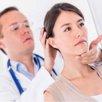 Невролог оглядає пацієнтку, у якої болить шия