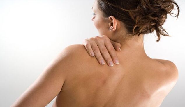 Жінку турбує біль під лівою лопаткою позаду зі спини